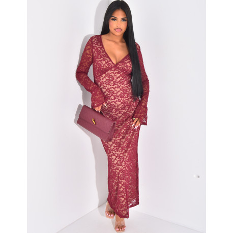Langes Kleid aus Spitze mit ausgestellten Ärmeln