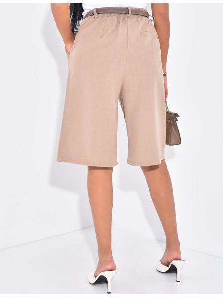 Schneiderbermuda mit geschlitzten Taschen.