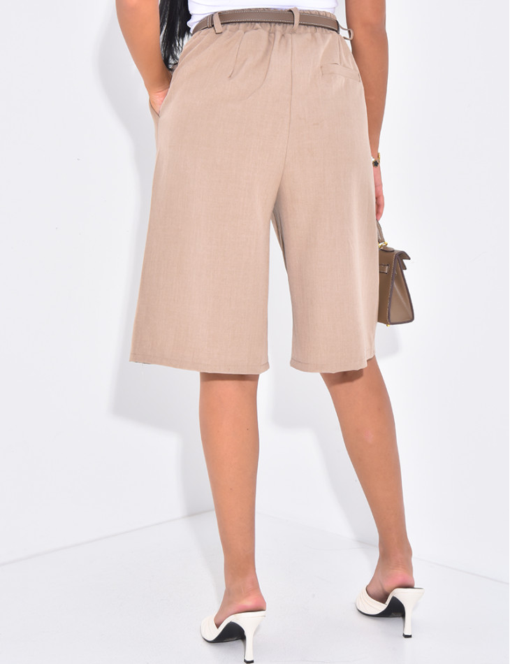 Schneiderbermuda mit geschlitzten Taschen.