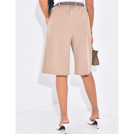 Schneiderbermuda mit geschlitzten Taschen.