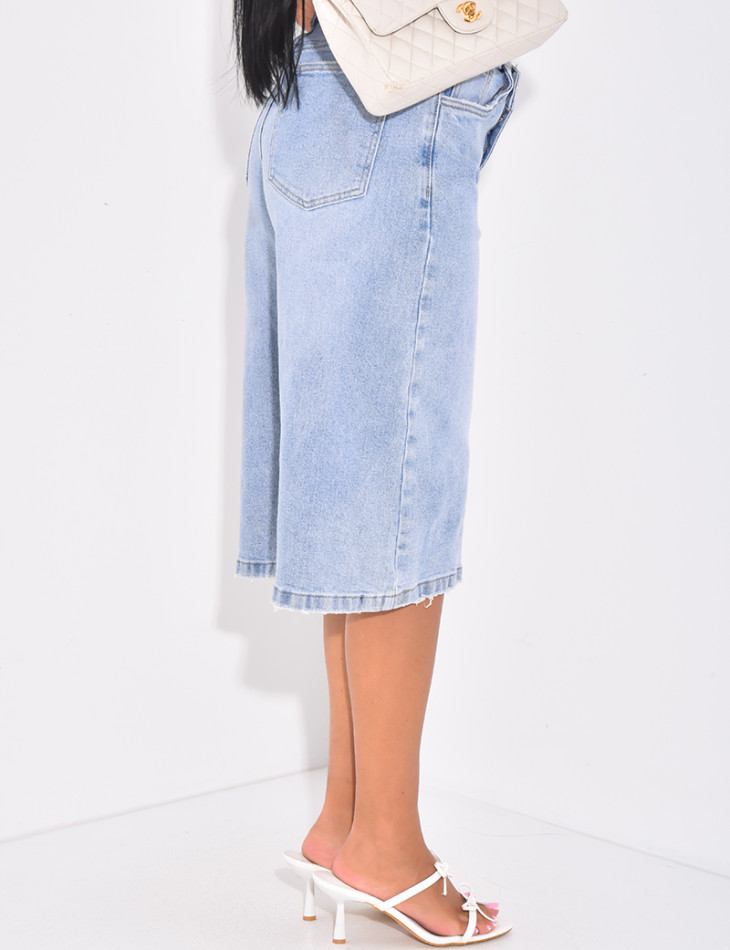 Jeans-Bermuda mit gekreuztem Knopfloch.