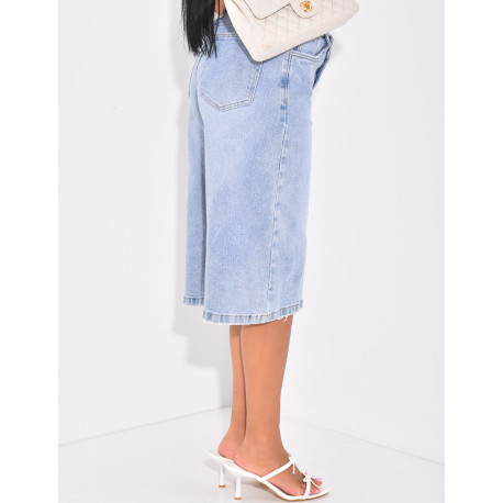 Jeans-Bermuda mit gekreuztem Knopfloch.