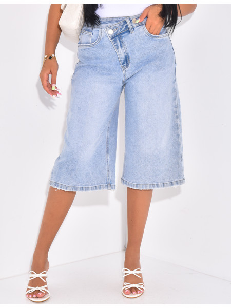 Jeans-Bermuda mit gekreuztem Knopfloch.