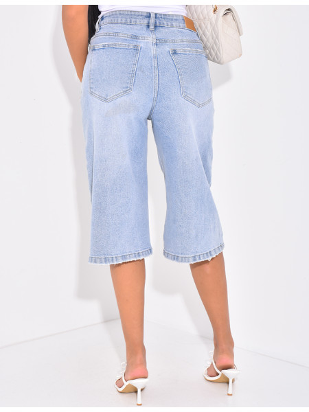 Jeans-Bermuda mit gekreuztem Knopfloch.