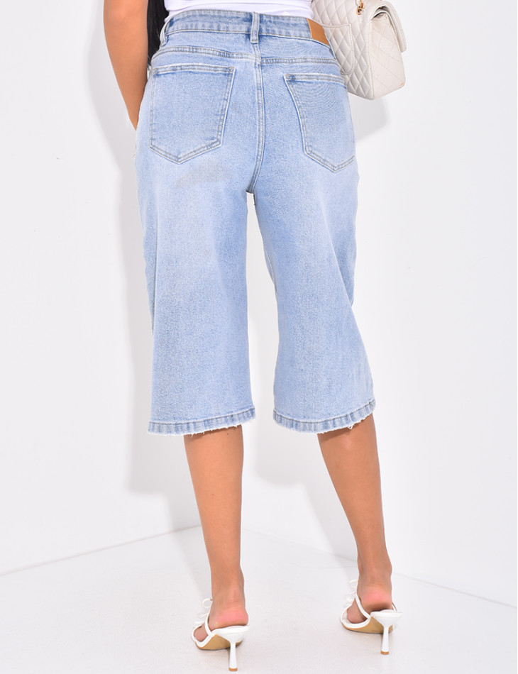 Jeans-Bermuda mit gekreuztem Knopfloch.