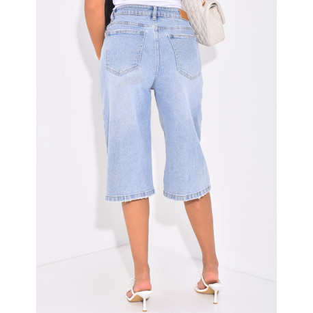 Jeans-Bermuda mit gekreuztem Knopfloch.