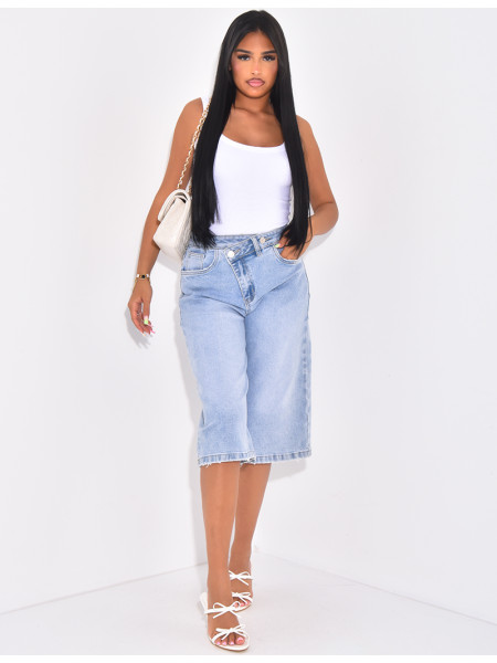 Jeans-Bermuda mit gekreuztem Knopfloch.