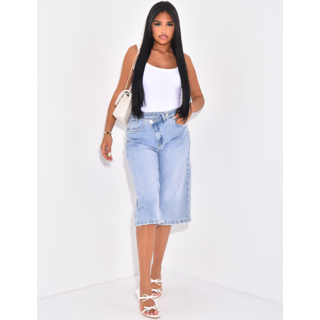 Jeans-Bermuda mit gekreuztem Knopfloch.