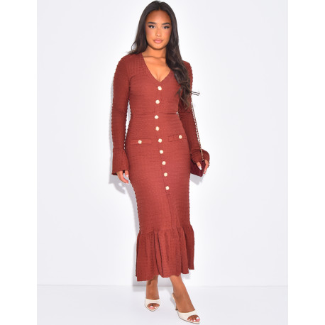 Robe longue texturée à boutons dorés et volants