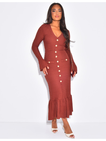 Robe longue texturée à boutons dorés et volants
