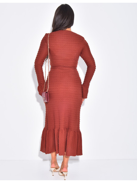 Robe longue texturée à boutons dorés et volants