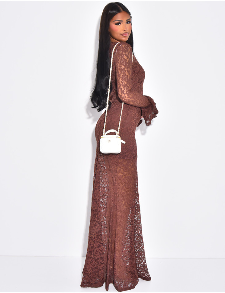 Robe longue en dentelle à doublure contrastante