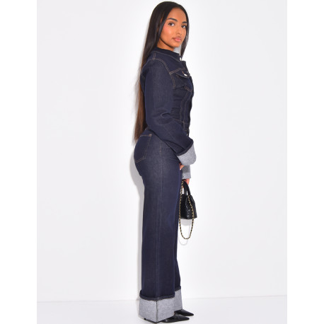 Taillierter Overall aus Jeansstoff mit Umschlägen an Ärmeln und Knöcheln