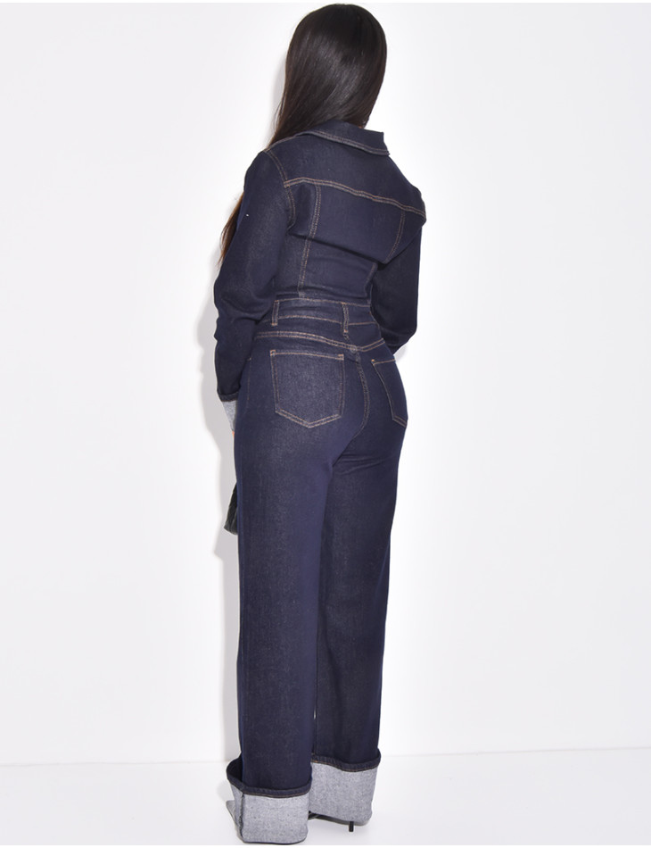 Taillierter Overall aus Jeansstoff mit Umschlägen an Ärmeln und Knöcheln