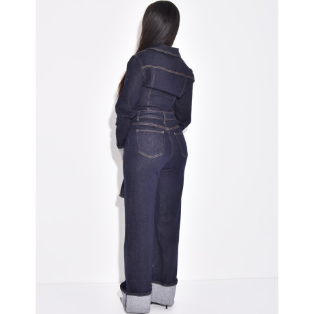 Taillierter Overall aus Jeansstoff mit Umschlägen an Ärmeln und Knöcheln