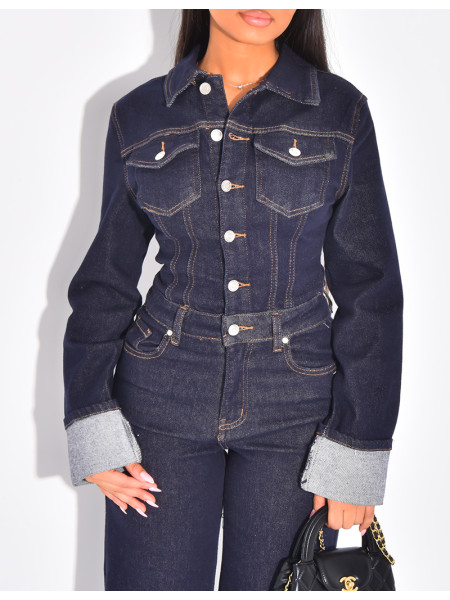 Taillierter Overall aus Jeansstoff mit Umschlägen an Ärmeln und Knöcheln