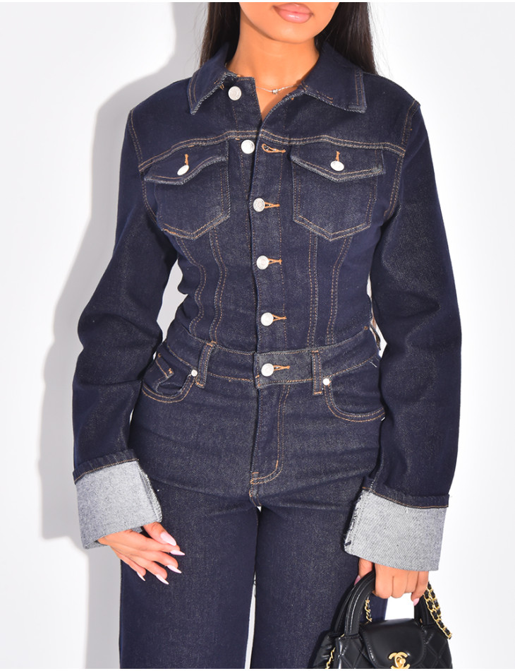 Taillierter Overall aus Jeansstoff mit Umschlägen an Ärmeln und Knöcheln