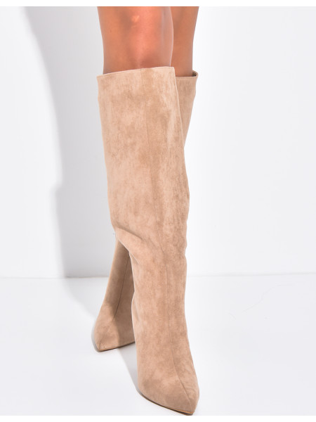 Suede boots with pointed toes and heels