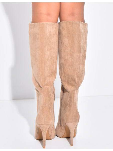 Suede boots with pointed toes and heels