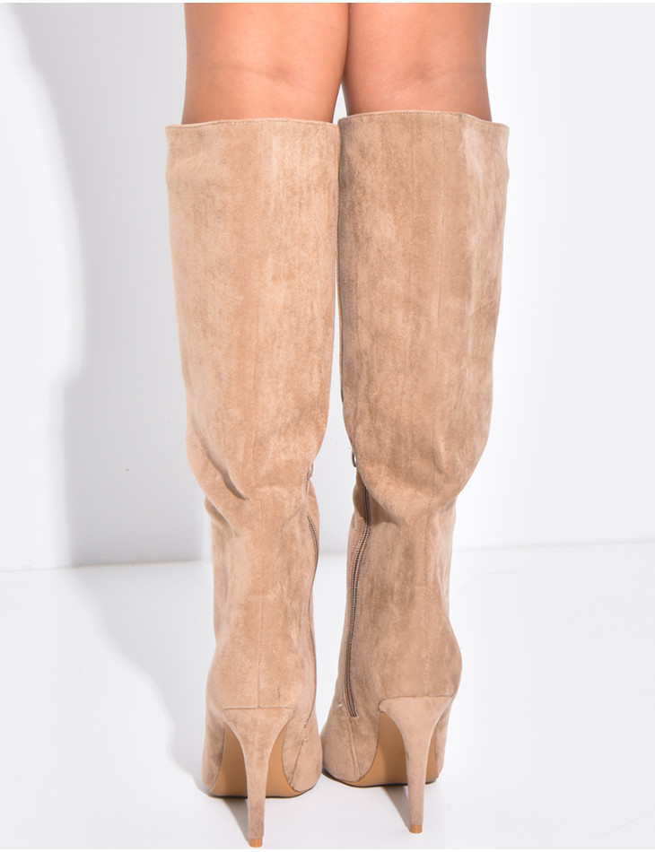 Suede boots with pointed toes and heels