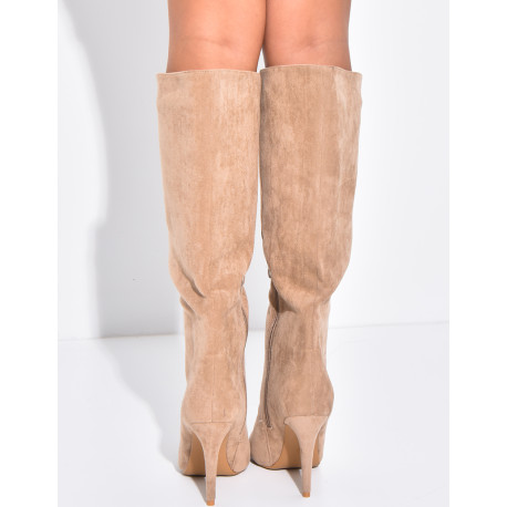 Suede boots with pointed toes and heels