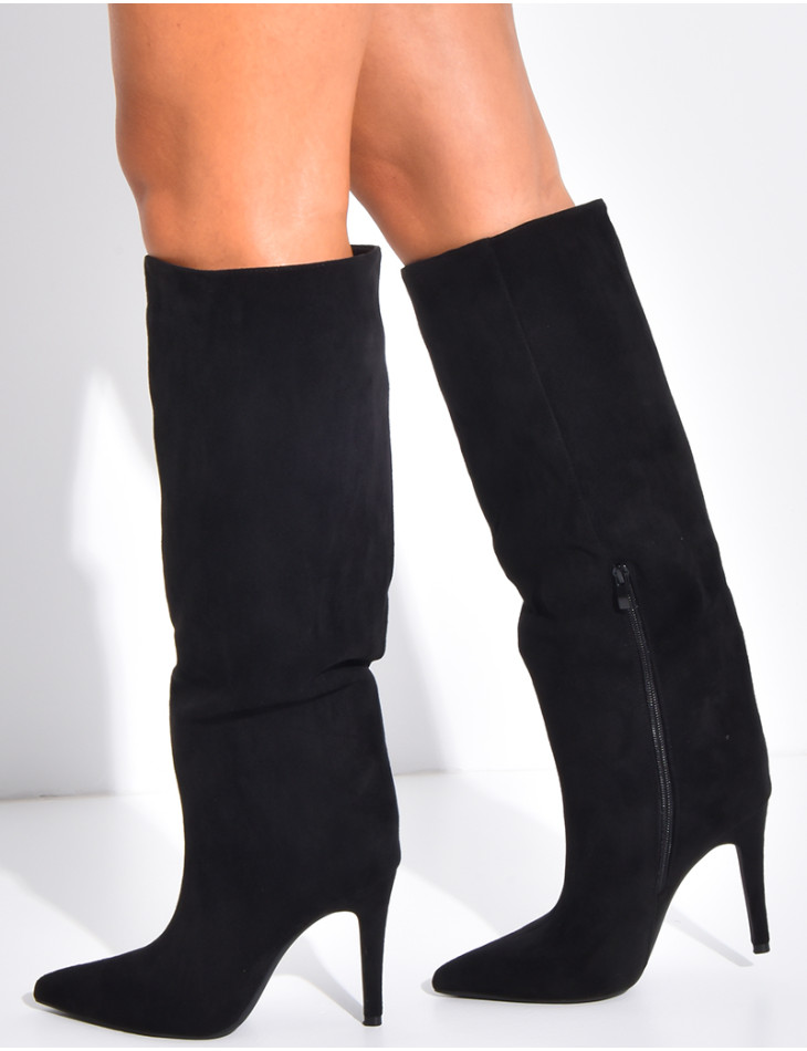 Suede boots with pointed toes and heels