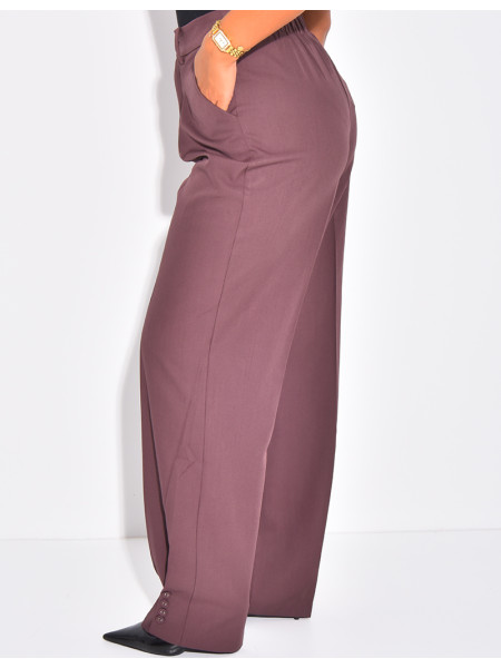 Pantalon de tailleur à boutons aux chevilles