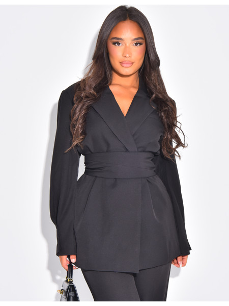 Oversize-Blazer mit breitem Gürtel und sichtbaren Knöpfen.