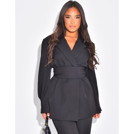 Oversize-Blazer mit breitem Gürtel und sichtbaren Knöpfen.