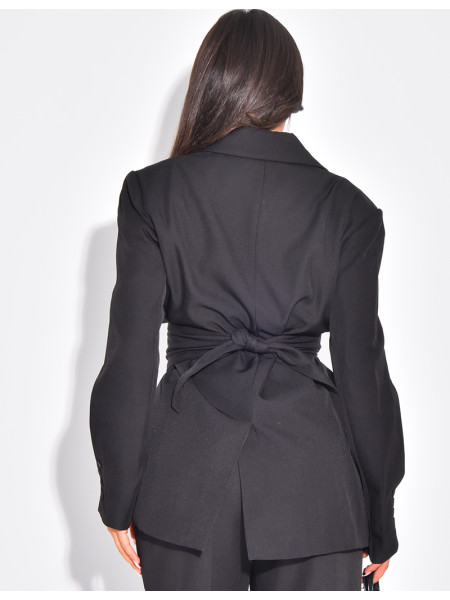 Oversize-Blazer mit breitem Gürtel und sichtbaren Knöpfen.