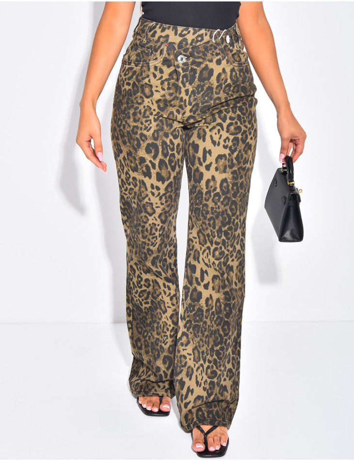 Straight-leg stretch jeans with crossover button fastening and leopard print