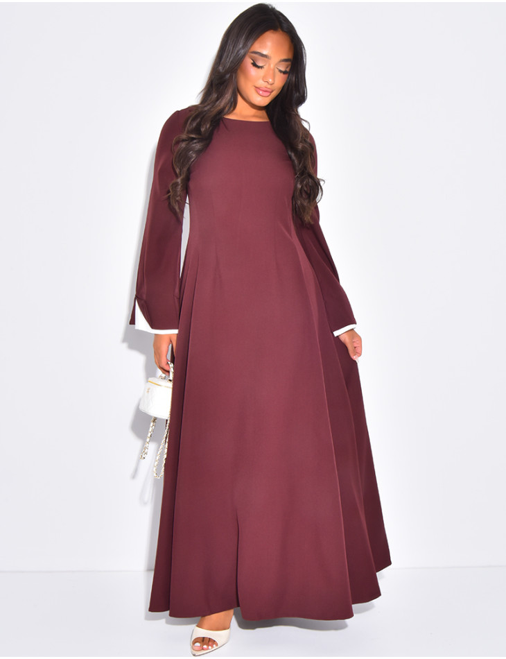 Robe longue cintrée à manches retroussées contrastantes