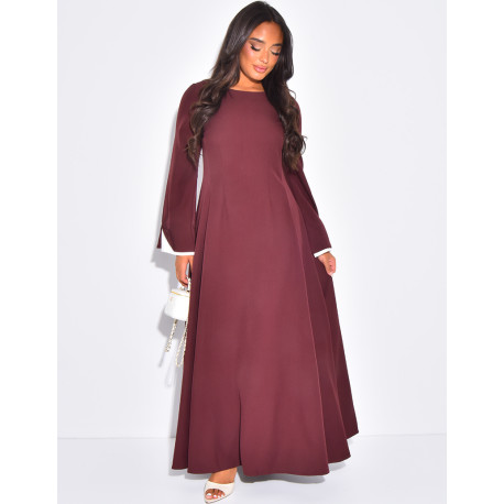 Robe longue cintrée à manches retroussées contrastantes