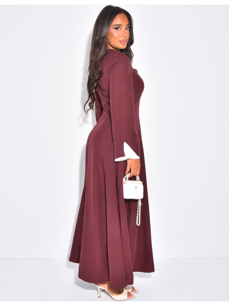 Langes, tailliertes Kleid mit kontrastierenden, hochgekrempelten Ärmeln