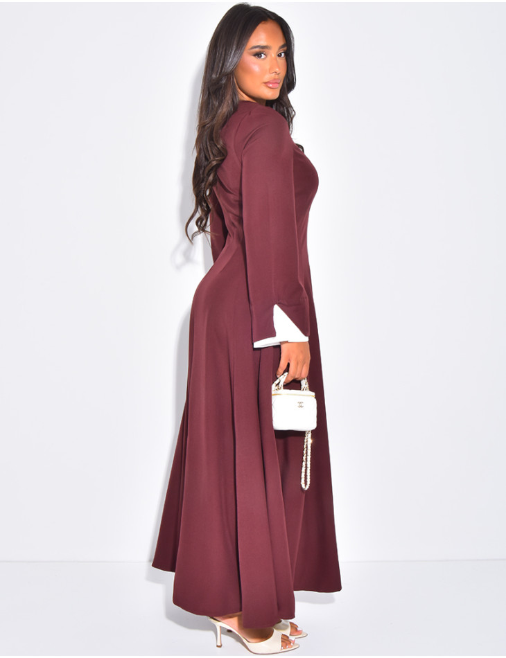 Langes, tailliertes Kleid mit kontrastierenden, hochgekrempelten Ärmeln