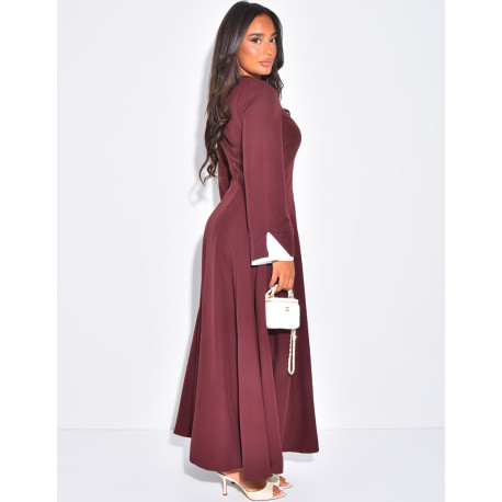 Langes, tailliertes Kleid mit kontrastierenden, hochgekrempelten Ärmeln