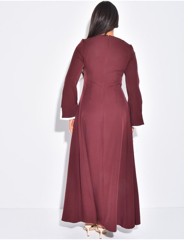 Langes, tailliertes Kleid mit kontrastierenden, hochgekrempelten Ärmeln