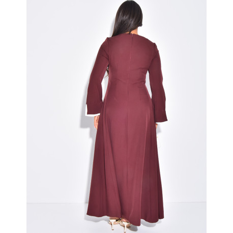 Langes, tailliertes Kleid mit kontrastierenden, hochgekrempelten Ärmeln