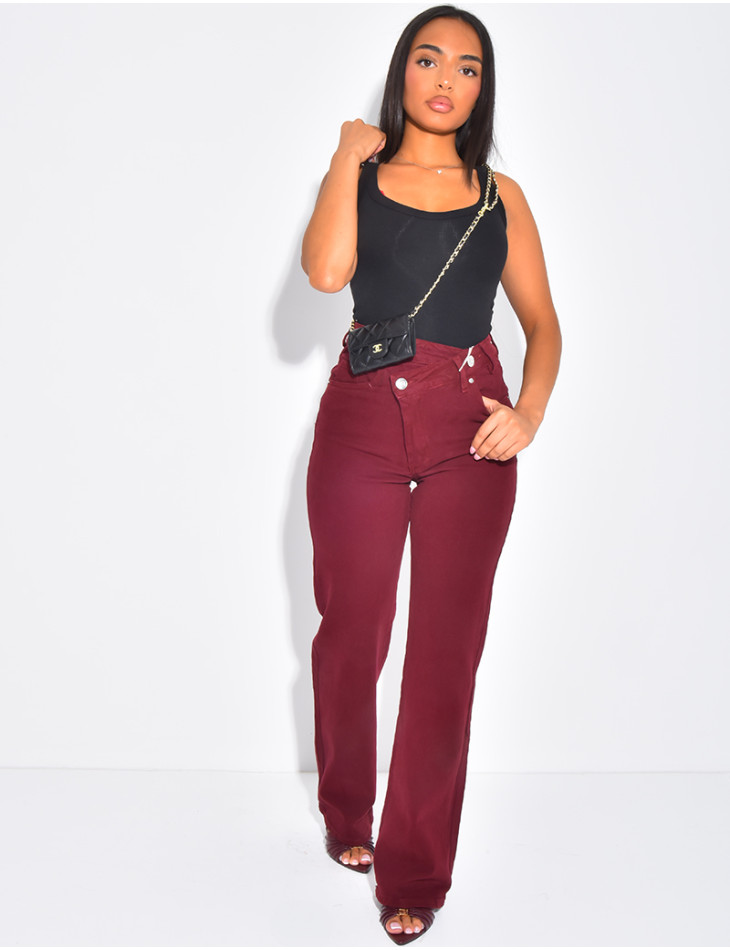 Gerade geschnittene Stretchjeans mit gekreuzter Knopfleiste