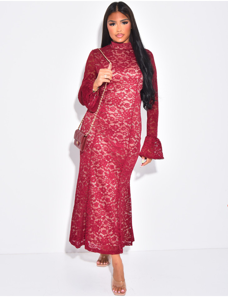 Robe longue et moulante en dentelle col montant