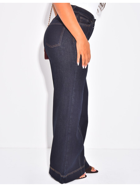 Weit geschnittene Jeans mit sichtbaren Nähten