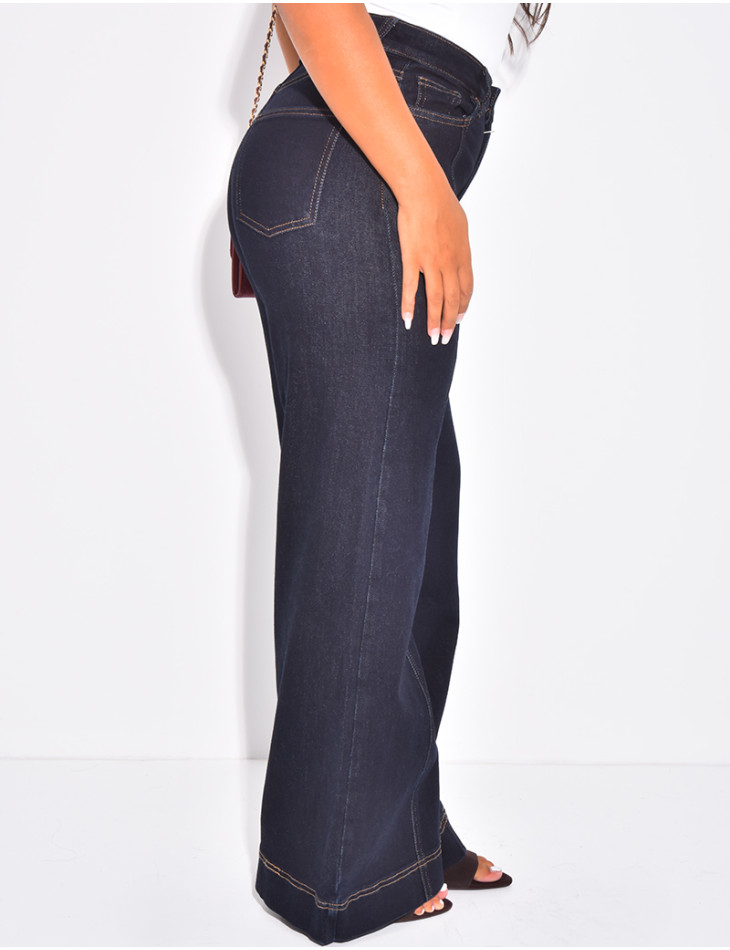 Weit geschnittene Jeans mit sichtbaren Nähten