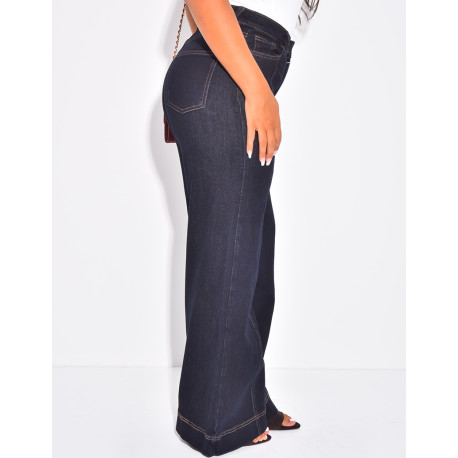 Weit geschnittene Jeans mit sichtbaren Nähten