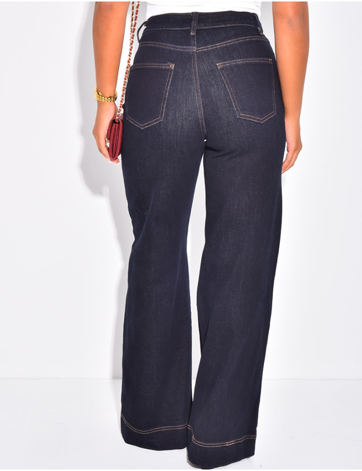 Weit geschnittene Jeans mit sichtbaren Nähten