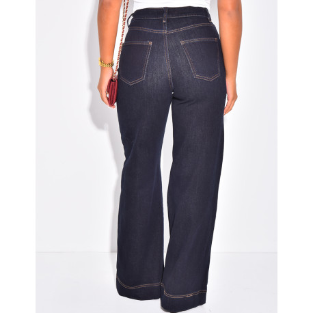 Weit geschnittene Jeans mit sichtbaren Nähten