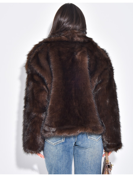Veste courte en fausse fourrure