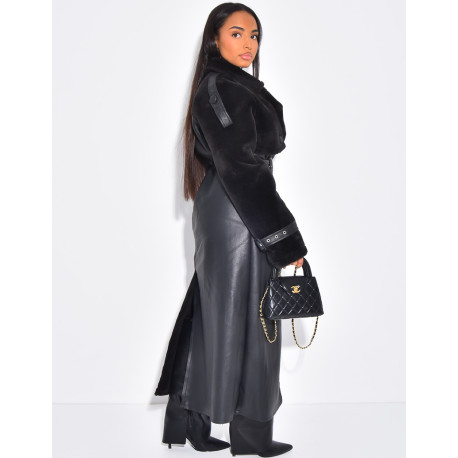 Langer Mantel aus Kunstleder mit Futter und kontrastierenden Einsätzen