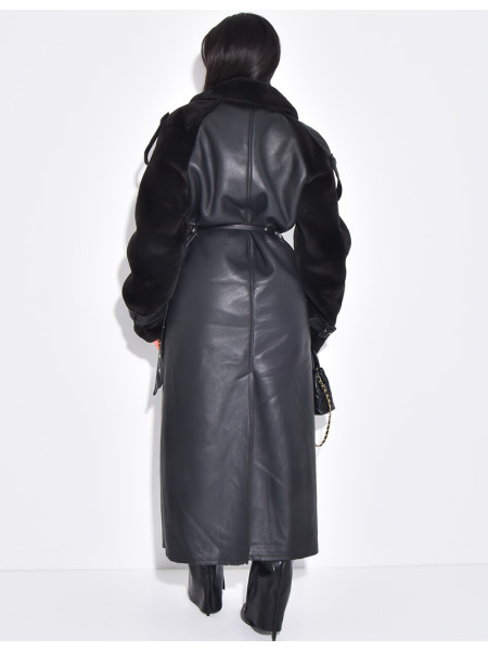 Langer Mantel aus Kunstleder mit Futter und kontrastierenden Einsätzen