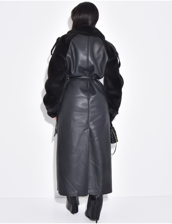 Langer Mantel aus Kunstleder mit Futter und kontrastierenden Einsätzen