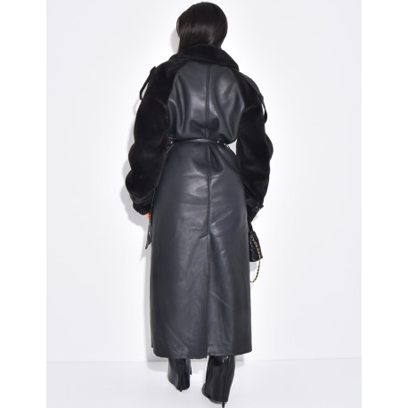 Langer Mantel aus Kunstleder mit Futter und kontrastierenden Einsätzen
